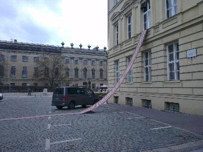 Kunst in Berlin - Das Werk heißt: "Fliehender Teppich" (Foto: Bonkos)